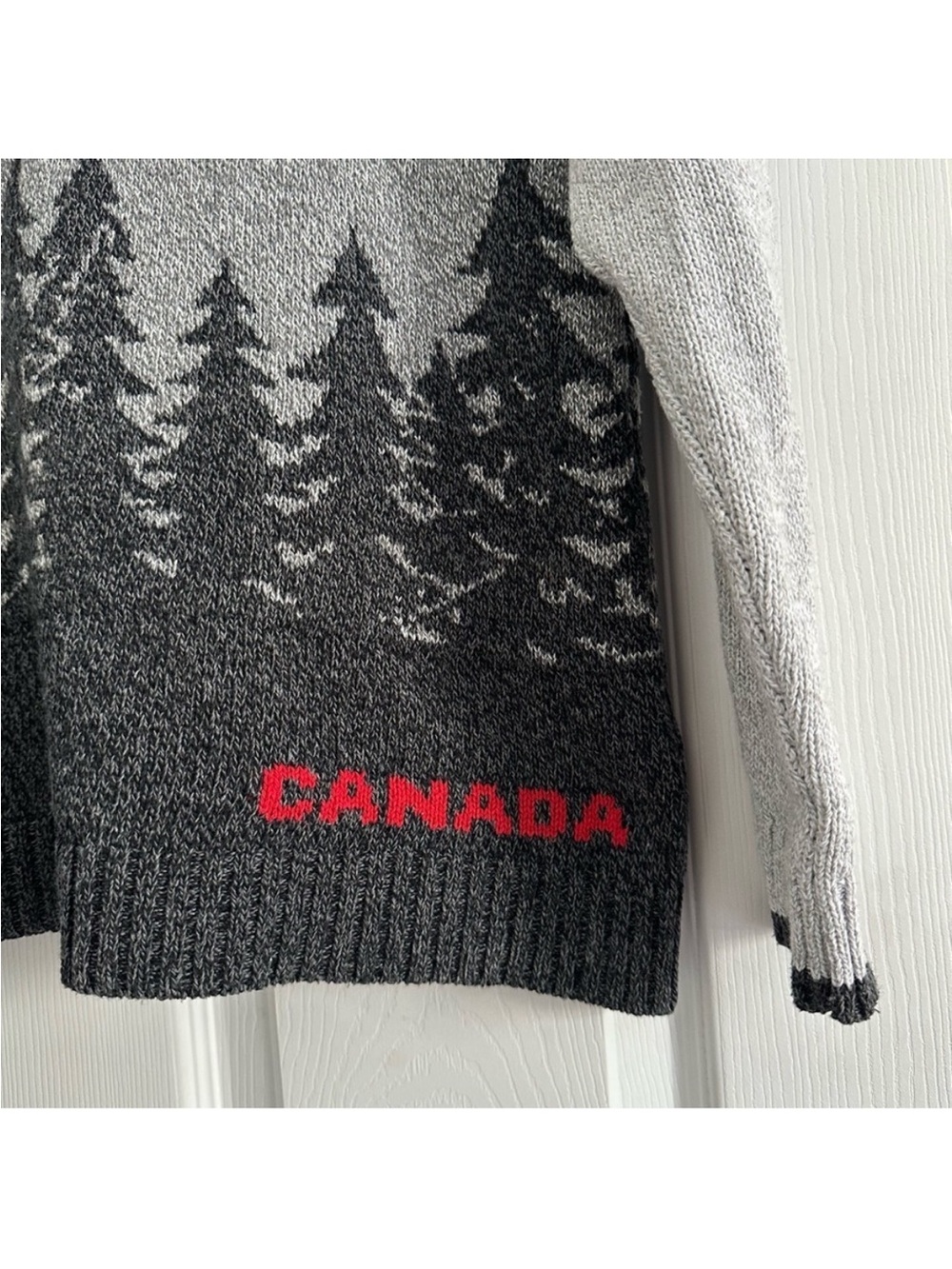 Size S Cotton Country Women’s Canada Forest Tree Gradient Knit Pullover Hoodie - Picture 4 of 6
